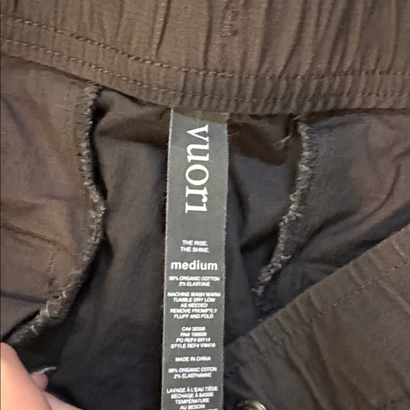 Vuori Women's Ripstop Pants in charcoal - Picture 4 of 6